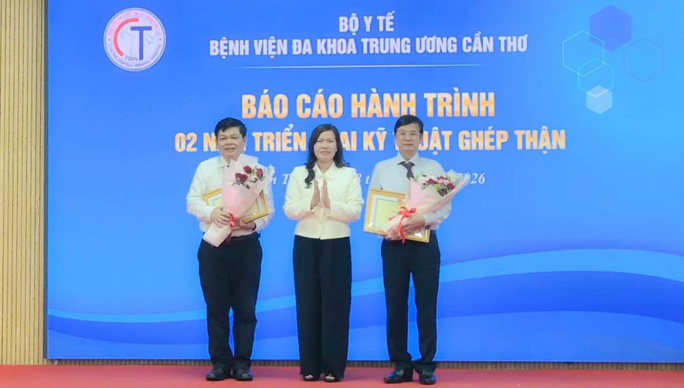 Trao bằng khen của Chủ tịch UBND TP Cần Thơ cho Bệnh viện Đa khoa Trung ương Cần Thơ và Bệnh viện Chợ Rẫy