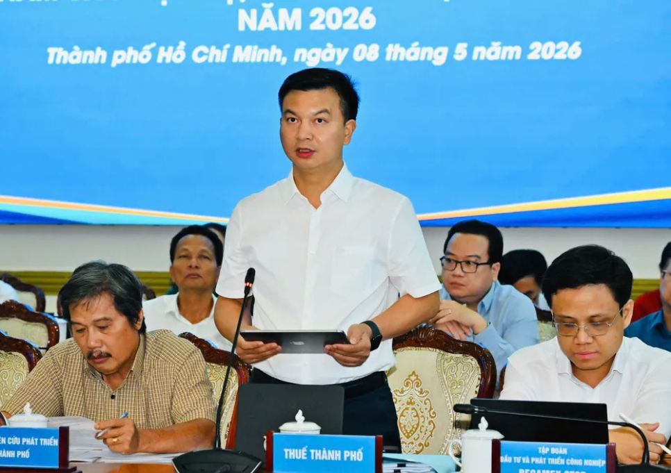 Phó Trưởng Thuế TPHCM Giang Văn Hiển phát biểu tại phiên họp. Ảnh: VIỆT DŨNG