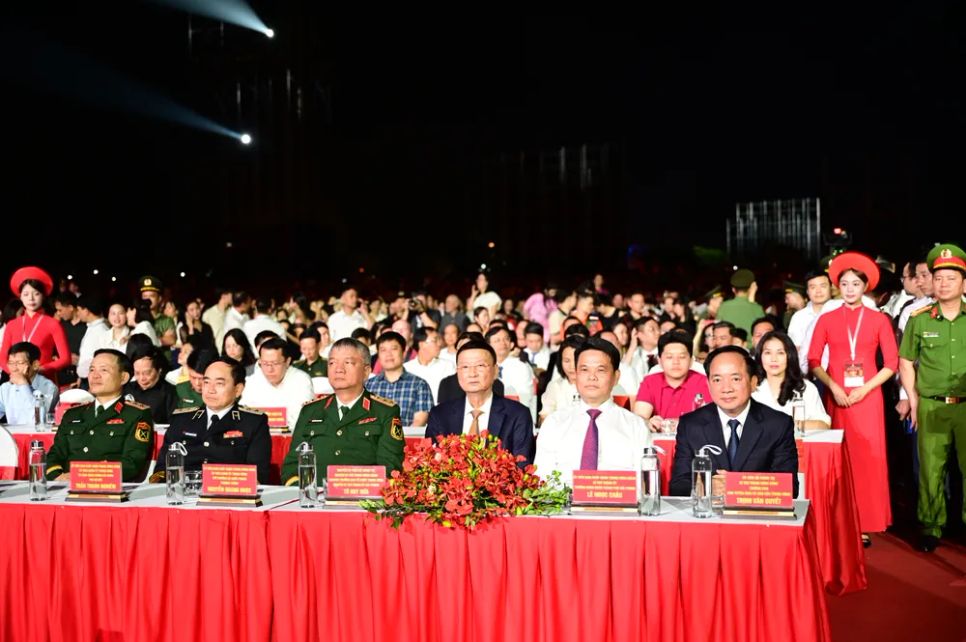 Đồng chí Trịnh Văn Quyết, Ủy viên Bộ Chính trị, Bí thư Trung ương Đảng, Trưởng ban Ban Tuyên giáo và Dân vận Trung ương cùng lãnh đạo TP Hải Phòng và các đại biểu dự chương trình nghệ thuật. Ảnh: ĐỖ TRUNG <br>