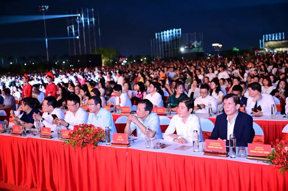 Quyền Tổng Biên tập Báo Sài Gòn Giải Phóng Nguyễn Khắc Văn (ngoài cùng bìa phải) cùng các đại biểu dự chương trình nghệ thuật. Ảnh: ĐỖ TRUNG