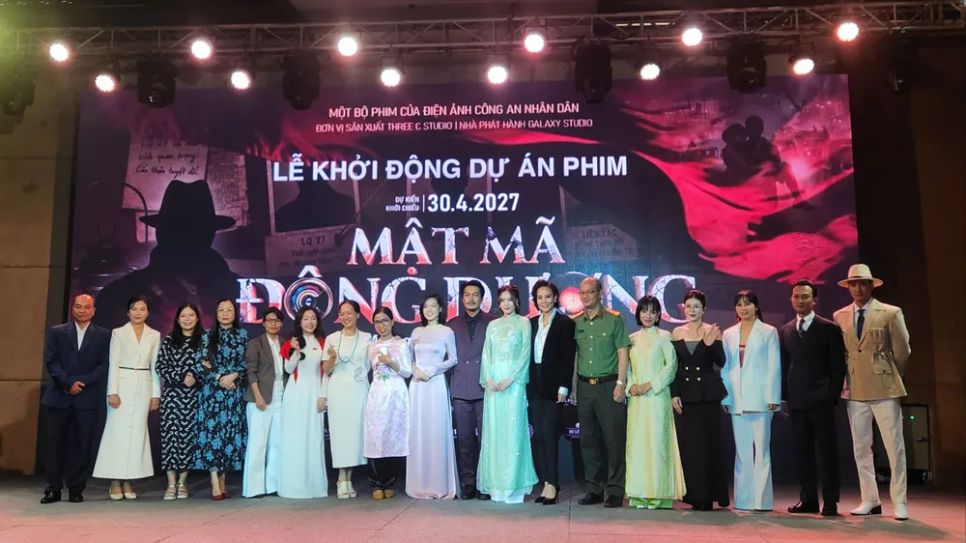 Ê-kíp đoàn phim tại lễ khởi động dự án phim, chiều 8-5. Ảnh: VĂN TUẤN