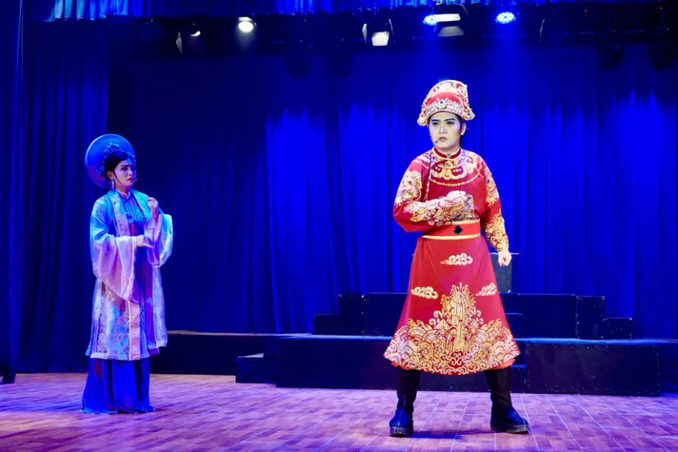 Các sinh viên thể hiện trích đoạn vở cải lương <i>Vương quyền.</i> Ảnh: THÚY BÌNH