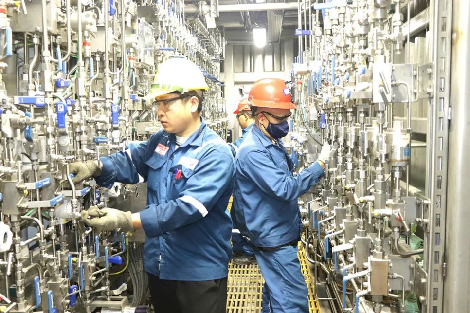 Kỹ sư kiểm tra trạm bơm thủy lực cao áp điều tiết đầu giếng cho tàu khai thác và chế biến tại Công ty Alpha ECC. ẢNH: QUANG VŨ