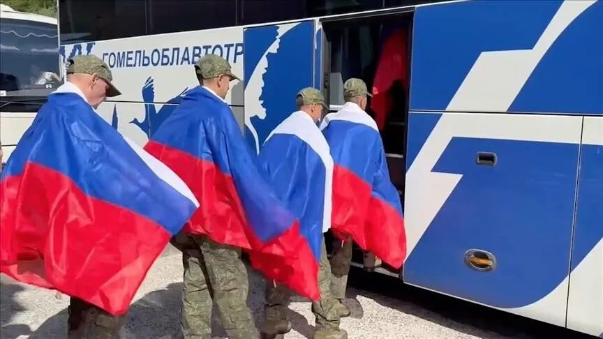 Binh sĩ Nga về nước sau cuộc trao đổi 193 tù binh với Ukraine vào ngày 24-4. Ảnh: ANADOLU