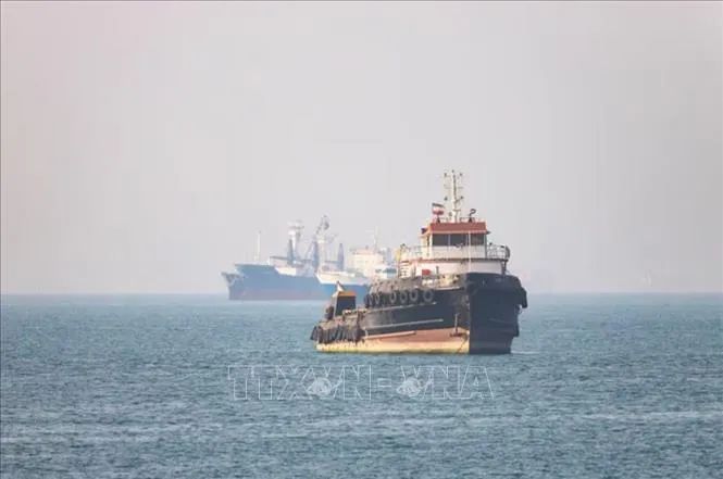 Tàu thuyền ở eo biển Hormuz, gần thành phố cảng Bandar Abbas, Iran, ngày 4/5/2026. Ảnh: West Asia News Agency/TTXVN