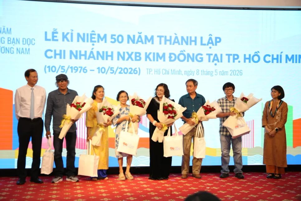 Lãnh đạo NXB Kim Đồng tặng hoa tri ân đại diện gia đình, cán bộ qua nhiều thế hệ tại chi nhánh. Ảnh: THIÊN HƯƠNG
