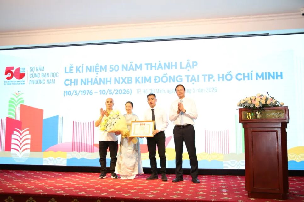 Ông Bùi Tuấn Nghĩa, Giám đốc NXB Kim Đồng, thừa ủy quyền của Ban Bí thư Trung ương Đoàn TNCS Hồ Chí Minh trao Bằng khen cho tập thể Chi nhánh NXB Kim Đồng tại TPHCM. Ảnh: THIÊN HƯƠNG