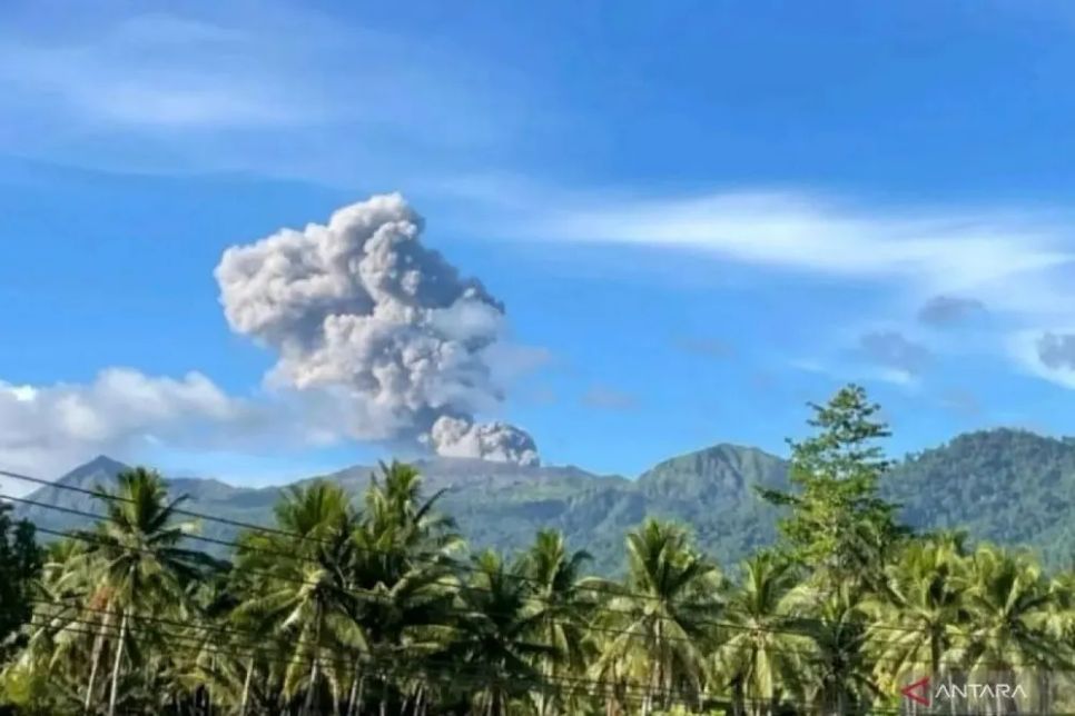 Núi lửa Dukono phun trào, ngày 8-5. Ảnh: ANTARA
