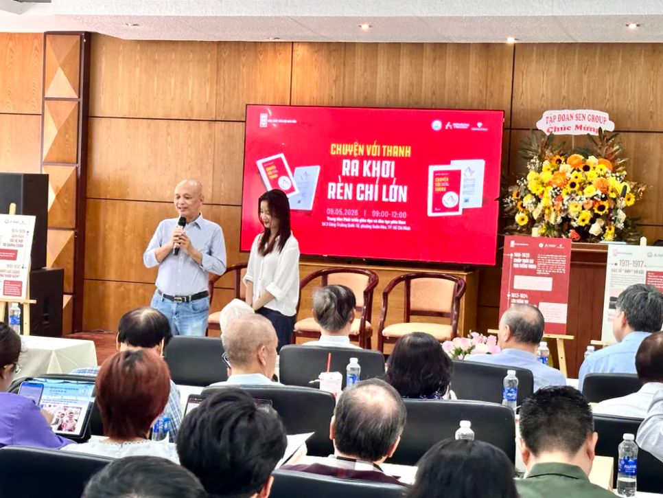 Tác giả Nguyễn Thành Nam (trái) và Thanh, nhân vật đại diện bước ra từ trang sách