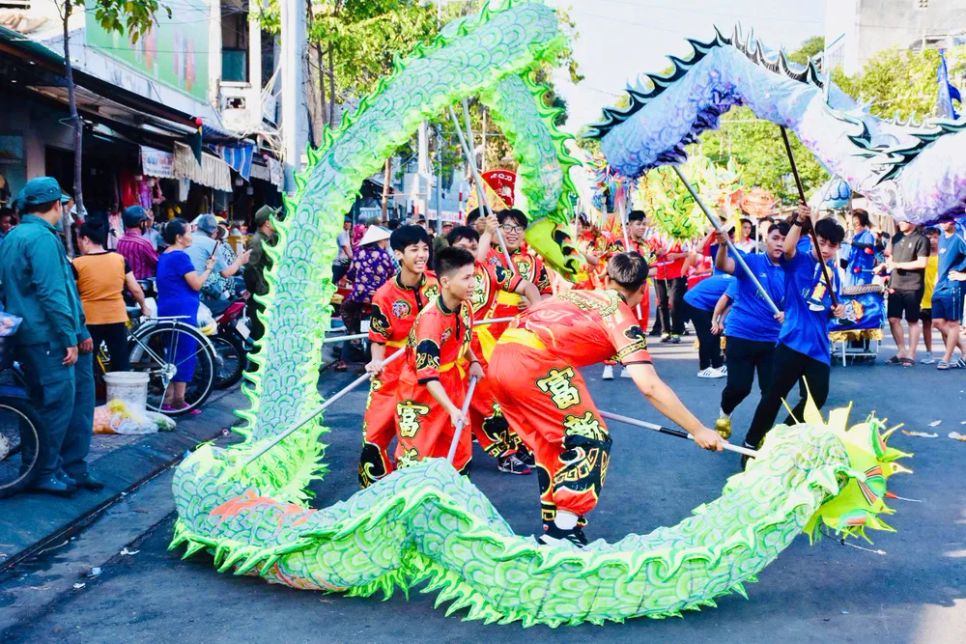 Đoàn rước tới khu vực chợ Bến Đình
