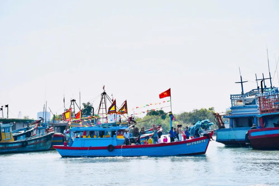 Những chiếc thuyền được trang hoàng rực rỡ