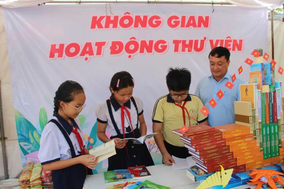 Học sinh trải nghiệm không gian thư viện. Ảnh: T.T