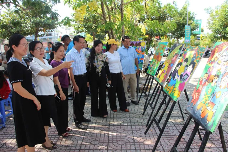 Lãnh đạo xã Cần Giờ và người dân tham quan các không gian trưng bày tại chương trình. Ảnh: T.T.