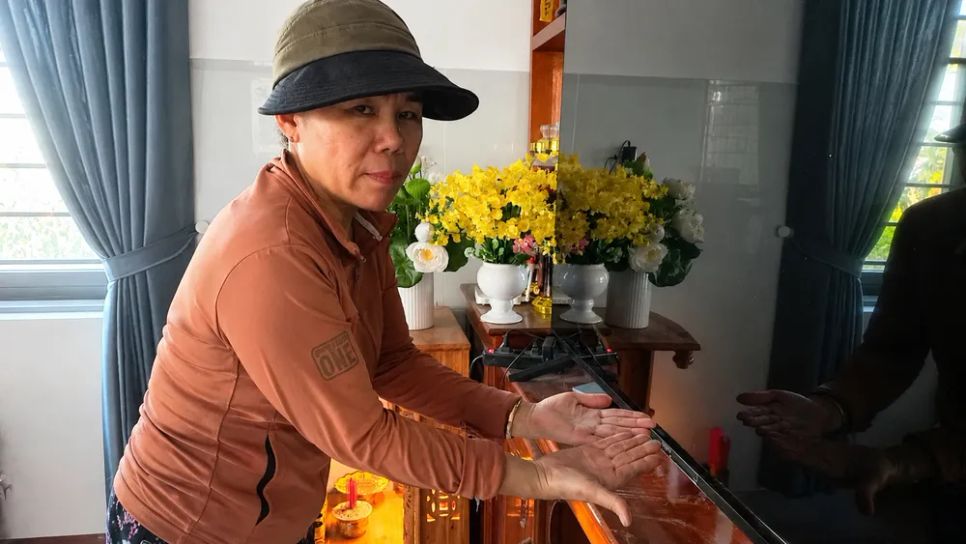 Bụi mịn bám đầy mặt bàn và đồ dùng của người dân thôn Trung An. Ảnh: NGUYỄN TRANG