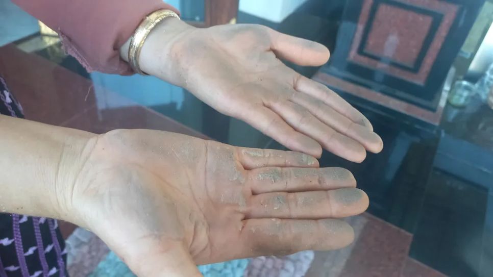 Bụi mịn có màu như màu gỗ, bám đến đâu, thấy rõ đến đó. Ảnh: NGUYỄN TRANG <br>