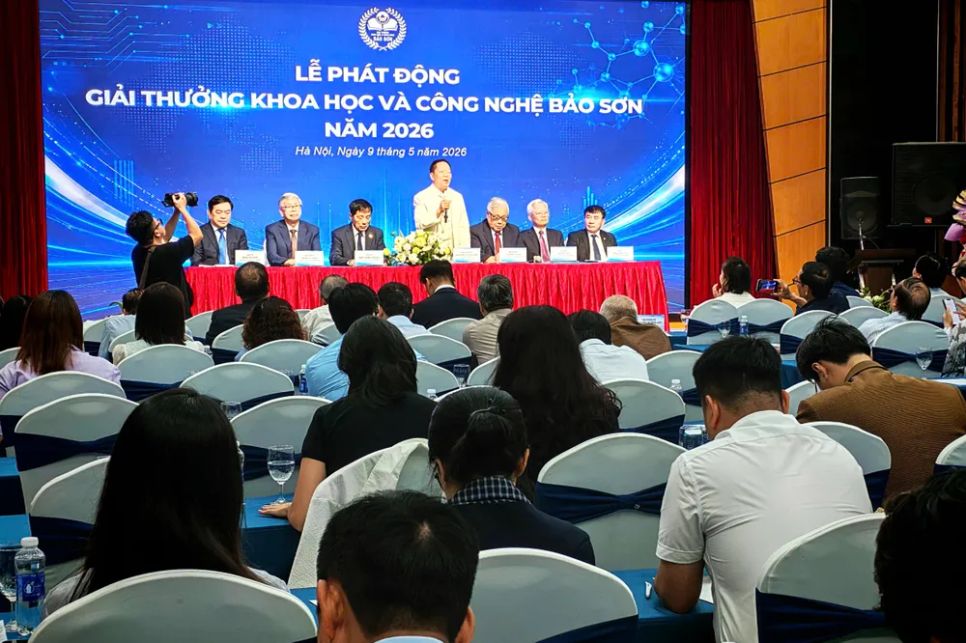 Các thành viên Ban Tổ chức và Hội đồng Giải thưởng KH-CN Bảo Sơn 2026 trao đổi với báo chí tại lễ phát động. Ảnh: TRẦN BÌNH