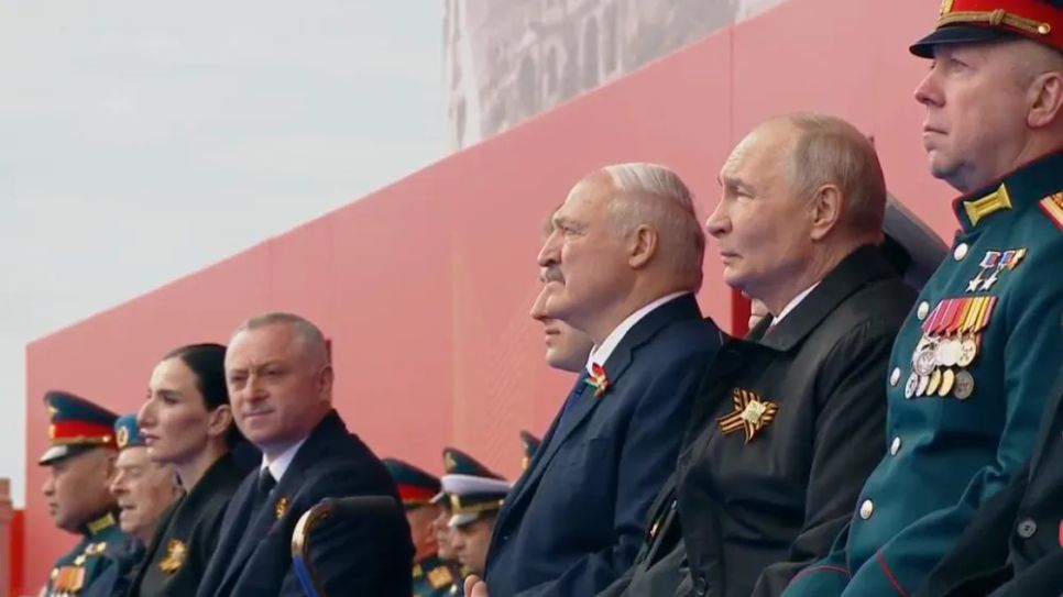 Tổng thống Nga Vladimir Putin trên lễ đài. Ảnh: RT