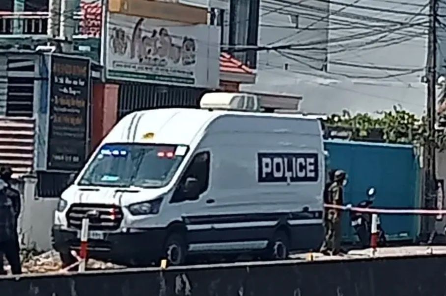 Lực lượng chức năng có mặt tại căn nhà phát hiện 2 thi thể. Ảnh: MINH TIẾN