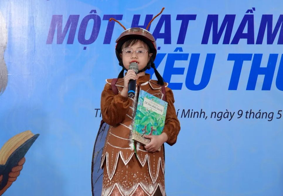 Thí sinh Nguyễn Ngọc Minh Châu, lớp 2A7 Trường Tiểu học Lômônôxốp, Hà Nội, kể chuyện <br> 