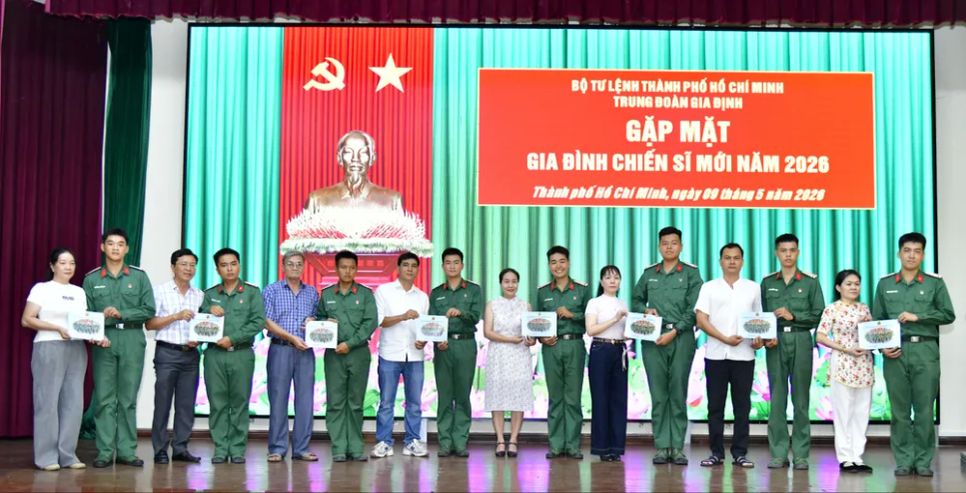 Chiến sĩ mới trao những lá thư tay đến gia đình