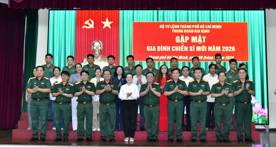 Đại biểu chụp hình lưu niệm tại chương trình