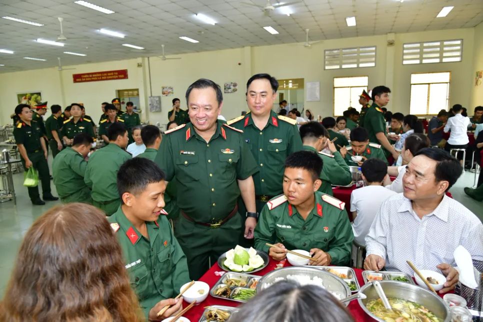 Gia đình chiến sĩ mới dùng cơm thân tại Trung đoàn Gia Định