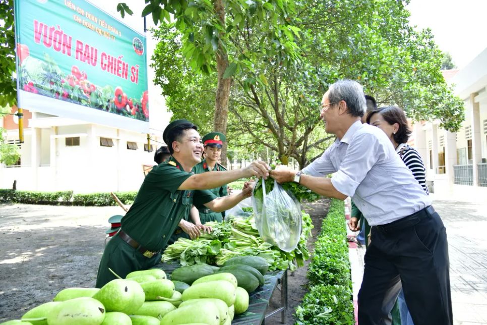Gia đình nhận những bó rau do chiến sĩ mới tăng gia tại đơn vị
