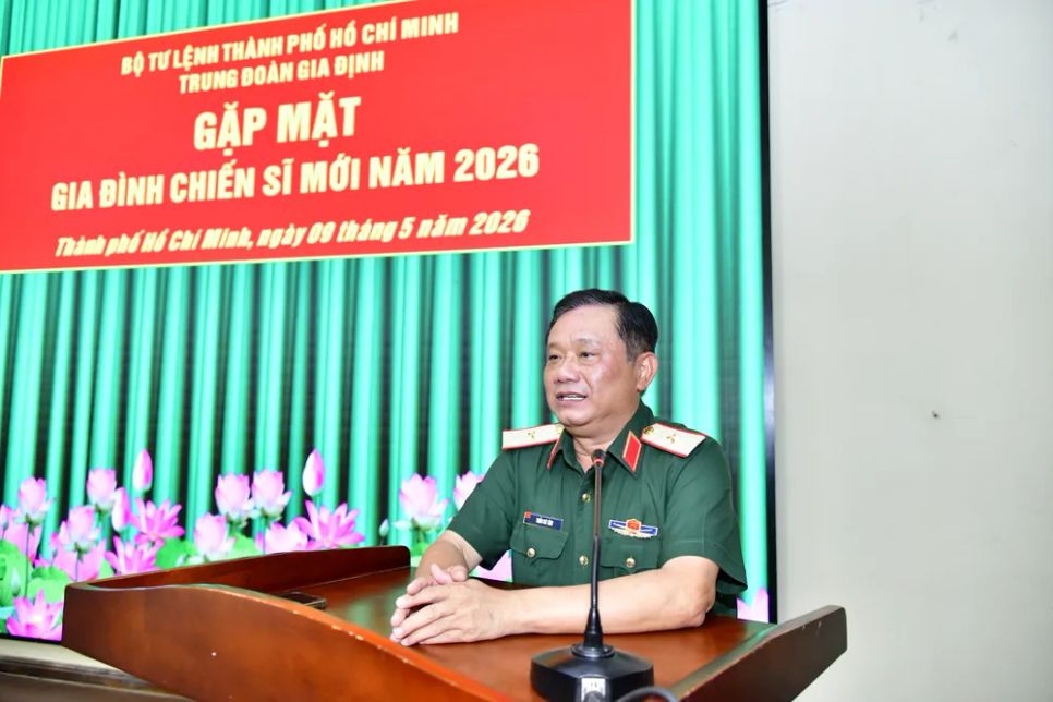 Thiếu tướng Trần Chí Tâm chia sẻ cùng các chiến sĩ mới