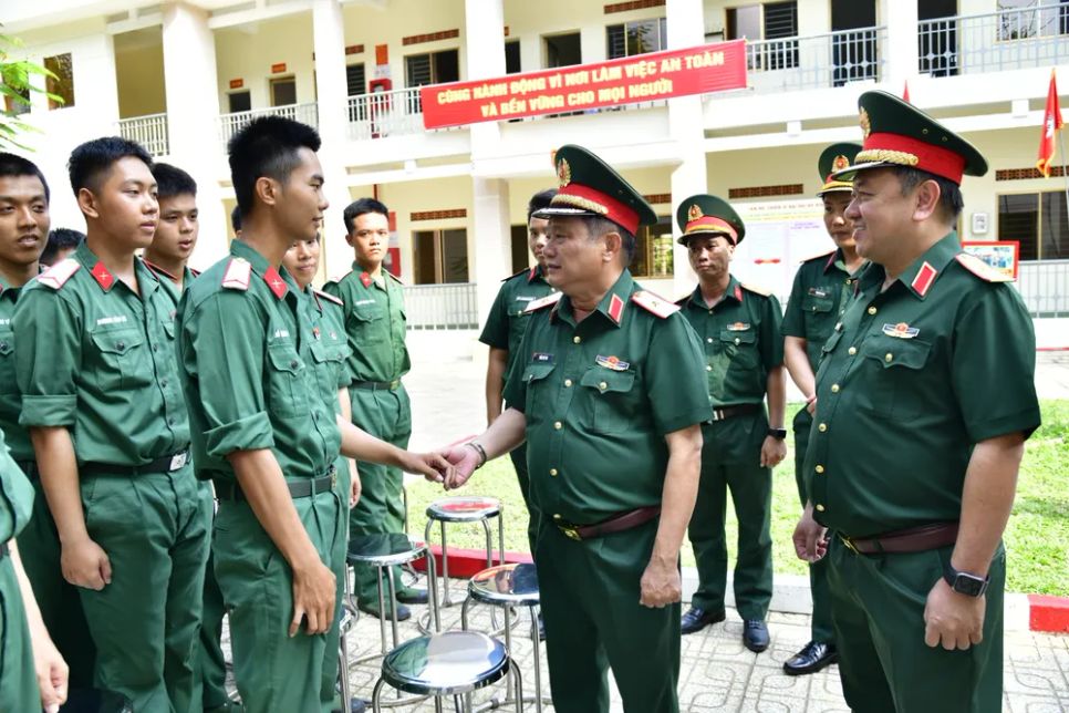 Thiếu tướng Trần Chí Tâm và Thiếu tướng Nguyễn Thành Trung động viên chiến sĩ mới