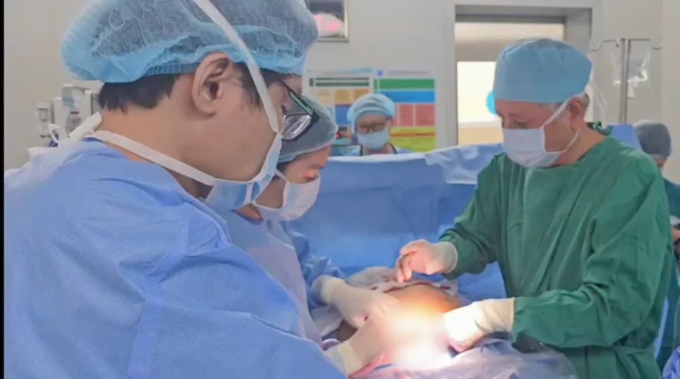 BS-CK2 Trần Ngọc Hải, Giám đốc Bệnh viện Từ Dũ phẫu thuật cho sản phụ