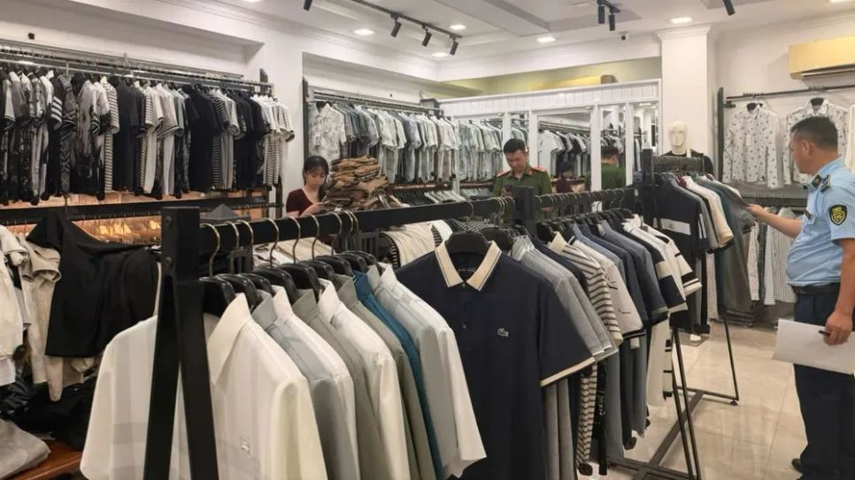Lực lượng chức năng kiểm tra các sản phẩm tại Hà Nội có dấu hiệu vi phạm sở hữu trí tuệ