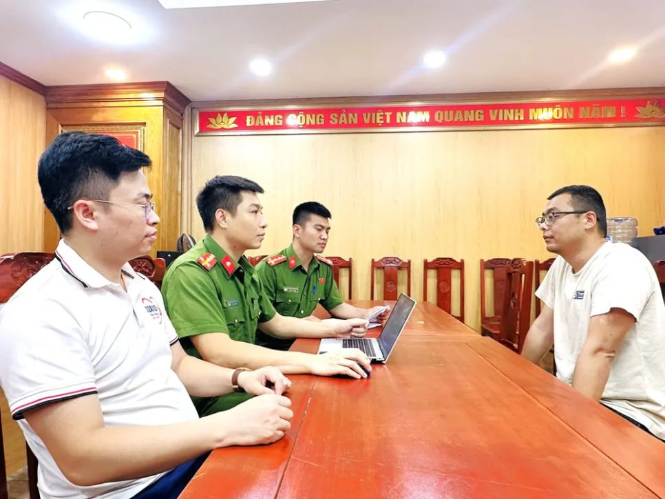 Cơ quan chức năng làm việc với đối tượng Huang Qi Lei. Ảnh: Công an Thanh Hóa