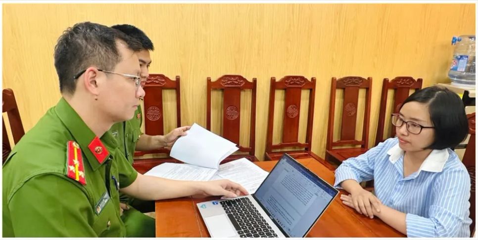 Cơ quan công an làm việc với Hà Thị Thục Huyền. Ảnh: Công an Thanh Hóa
