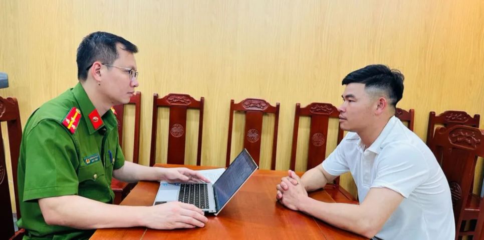 Cơ quan công an làm việc với Lê Văn Quốc. Ảnh: Công an Thanh Hóa