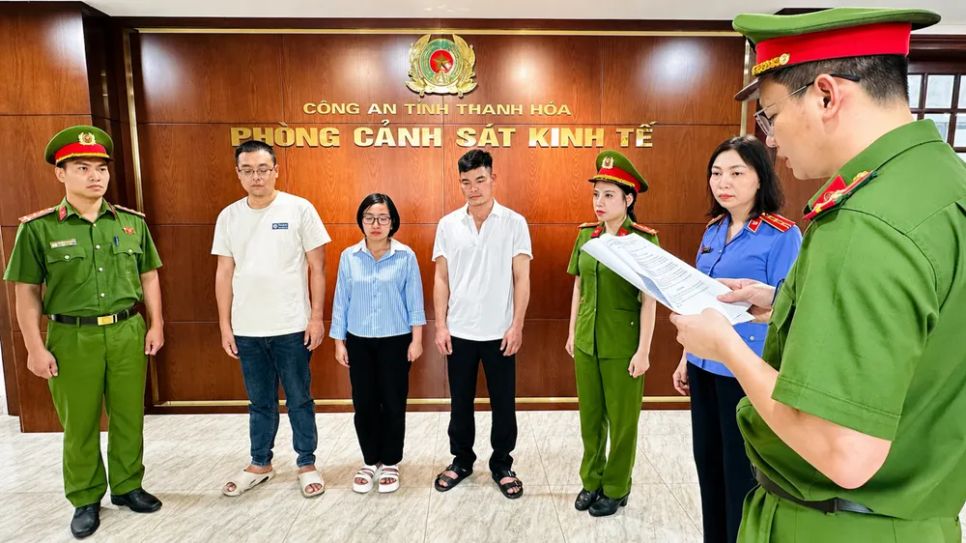 Cơ quan CSĐT Công an tỉnh Thanh Hóa thi hành quyết định khởi tố vụ án, khởi tố bị can. Ảnh: Công an Thanh Hóa