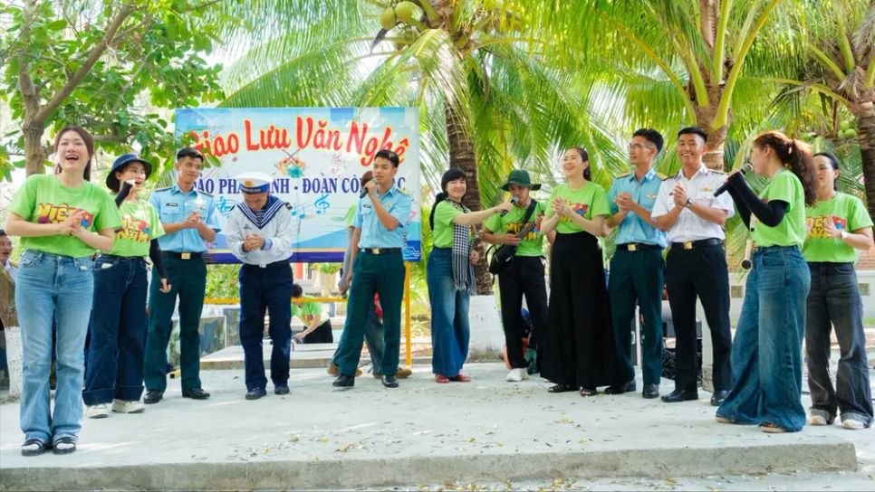 Văn nghệ sĩ TPHCM biểu diễn phục vụ cán bộ, chiến sĩ, người dân trên đảo Phan Vinh A, tháng 4-2026 (ẢNH: NGUYỄN HIỀN)