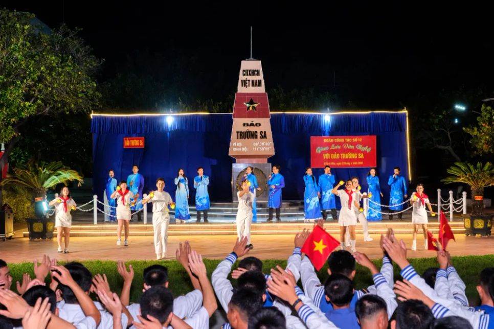 Văn nghệ sĩ TPHCM biểu diễn phục vụ cán bộ chiến sĩ, người dân trên đảo Trường Sa Lớn, đêm 29-4-2026 (ẢNH: NGUYỄN HIỀN)