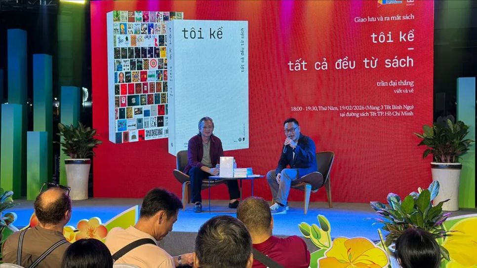 Họa sĩ Trần Đại Thắng (trái) giao lưu với bạn đọc tại Lễ hội Đường sách Tết Bính Ngọ 2026
