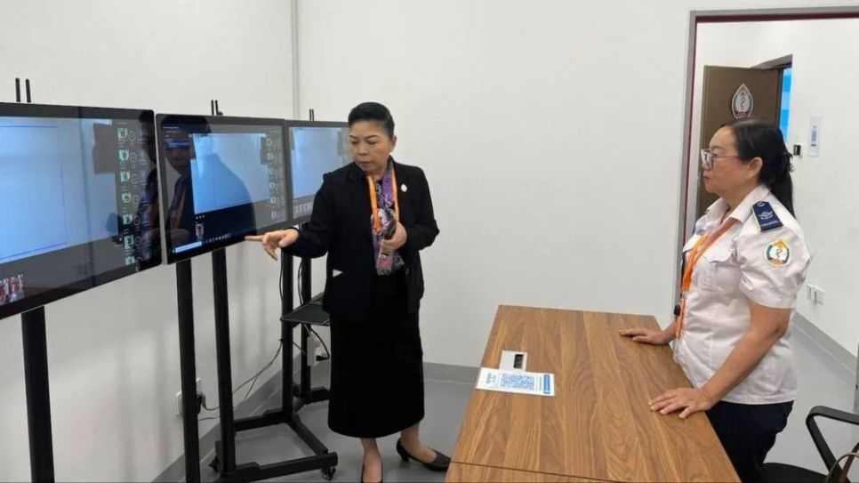 Tiến sĩ Yuk Sambath, Thứ trưởng phụ trách bệnh truyền nhiễm thuộc bộ Y tế Campuchia thị sát thực địa khu vực kiểm soát y tế tại sân bay quốc tế Techo. Ảnh: <span style=