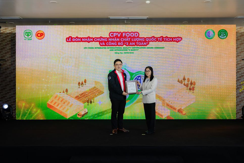 Đại diện BSI Thái Lan trao Chứng nhận Chất lượng quốc tế tích hợp CPF Food Standard PS 7818:2023 cho CPV Food.