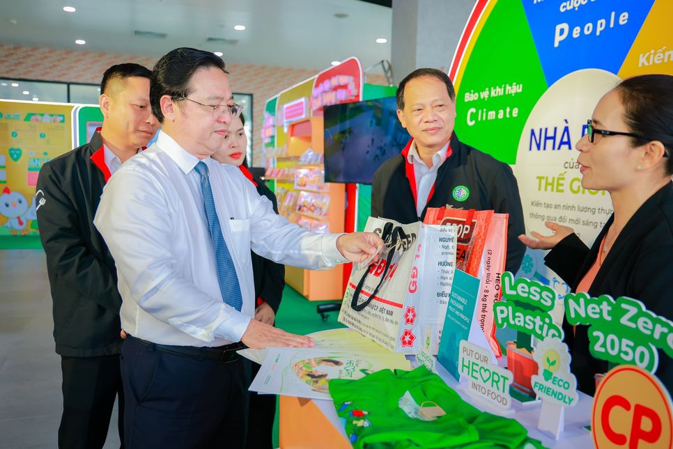 Ông Nguyễn Văn Thắng - Phó Giám đốc Sở Nông nghiệp và Môi trường TP. Đồng Nai tìm hiểu sản phẩm tái chế từ bao bì trong dự án “Tái chế vì hành tinh xanh” của C.P. Việt Nam.
