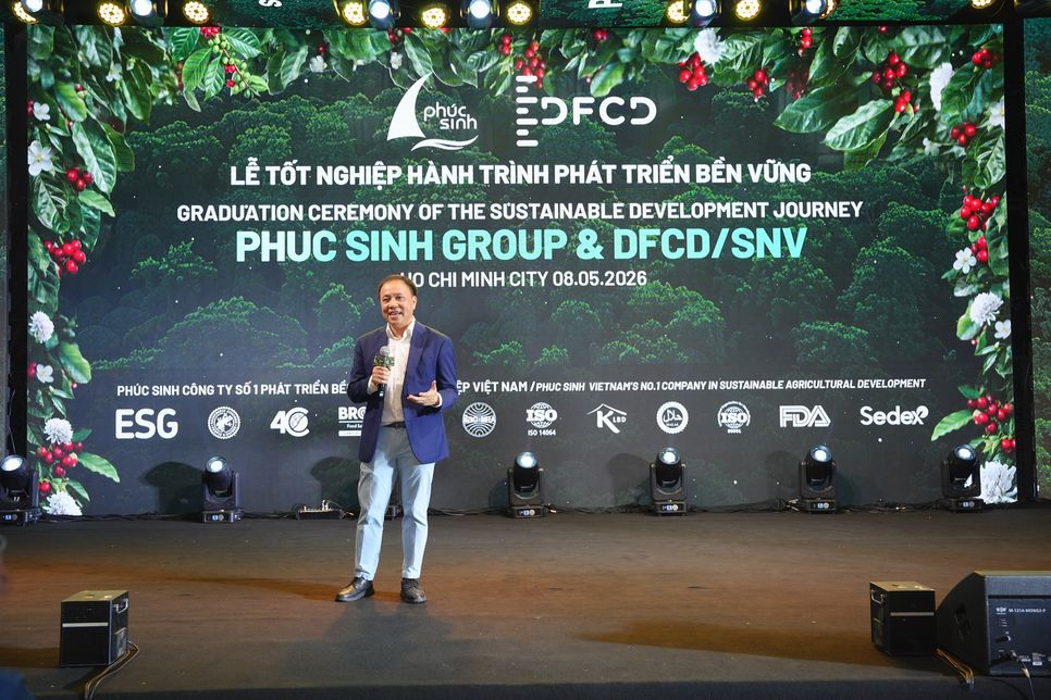 Ông Phan Minh Thông, Chủ tịch HĐQT Tập đoàn Phúc Sinh chia sẻ tại lễ tốt nghiệp hành trình phát triển bền vững.