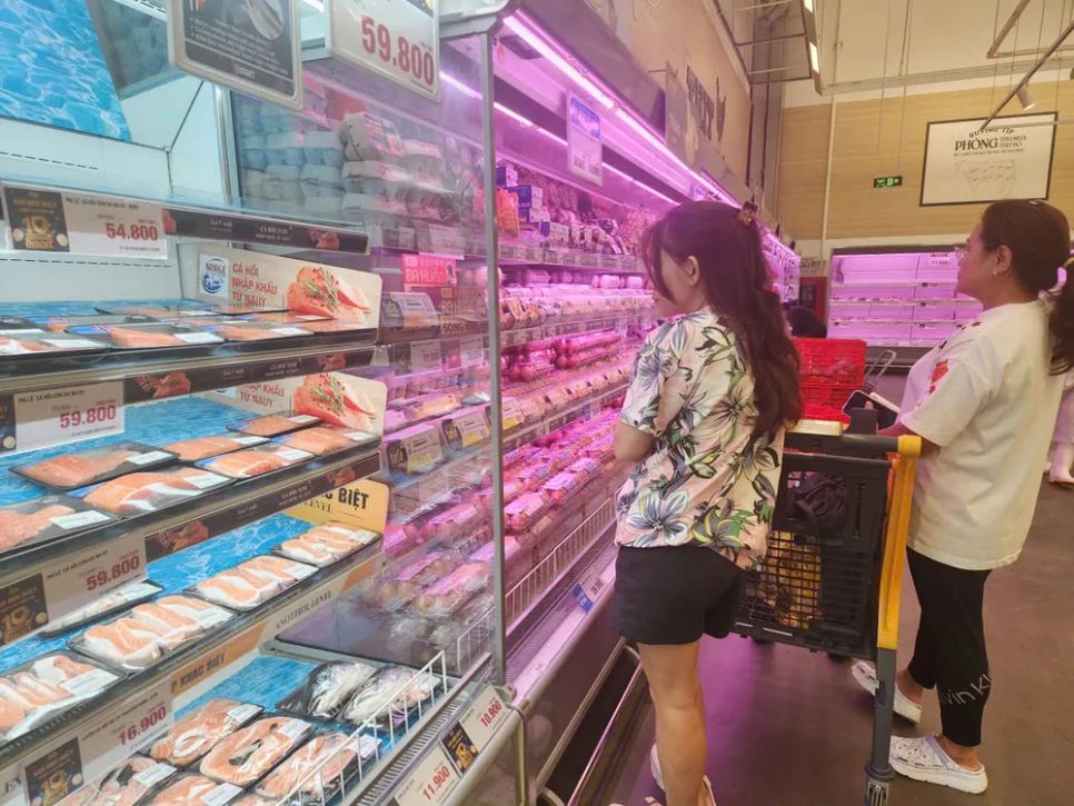 Người dân mua trứng gà tại một siêu thị ở phường An Hội Tây (TPHCM)