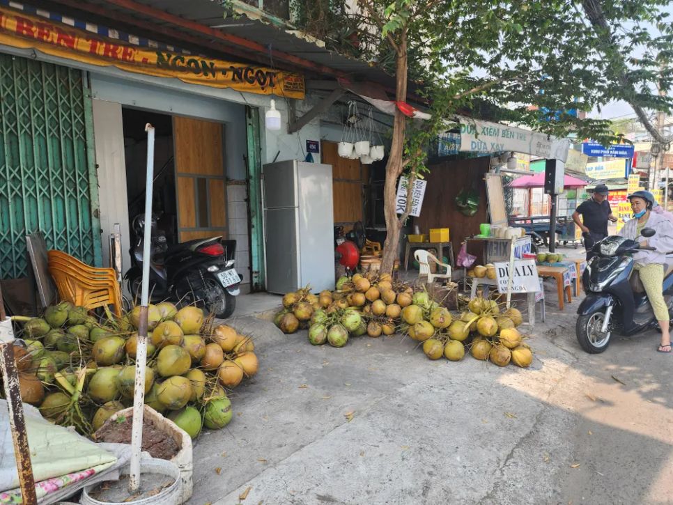 Nắng nóng kéo dài, nhiều vựa bán dừa tươi tại các phường nội thành ở TPHCM thu hút khách hàng