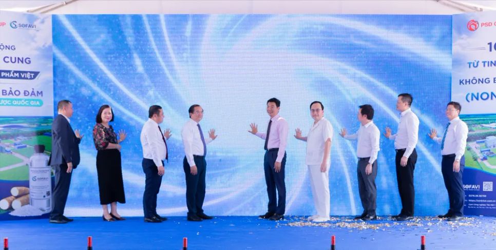 Các đại biểu thực hiện nghi thức tái khởi động nhà máy