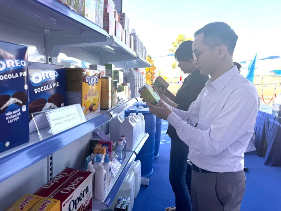 Các đại biểu tìm hiểu các sản phẩm có sử dụng nguyên liệu Sorbitol