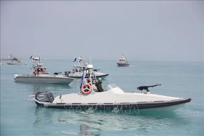 Tàu của Lực lượng Vệ binh Cách mạng Hồi giáo Iran (IRGC) tại lễ kỷ niệm Ngày Vịnh Persia quốc gia ở Vịnh Persia, gần Bushehr. Ảnh: THX/TTXVN)