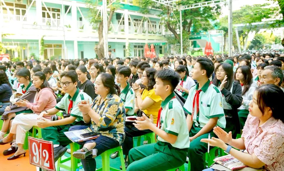 Phụ huynh và học sinh lớp 9, Trường THCS Hà Huy Tập (phường Gia Định, TPHCM) nghe tư vấn chọn trường, cuối tháng 1-2026. Ảnh: THU TÂM