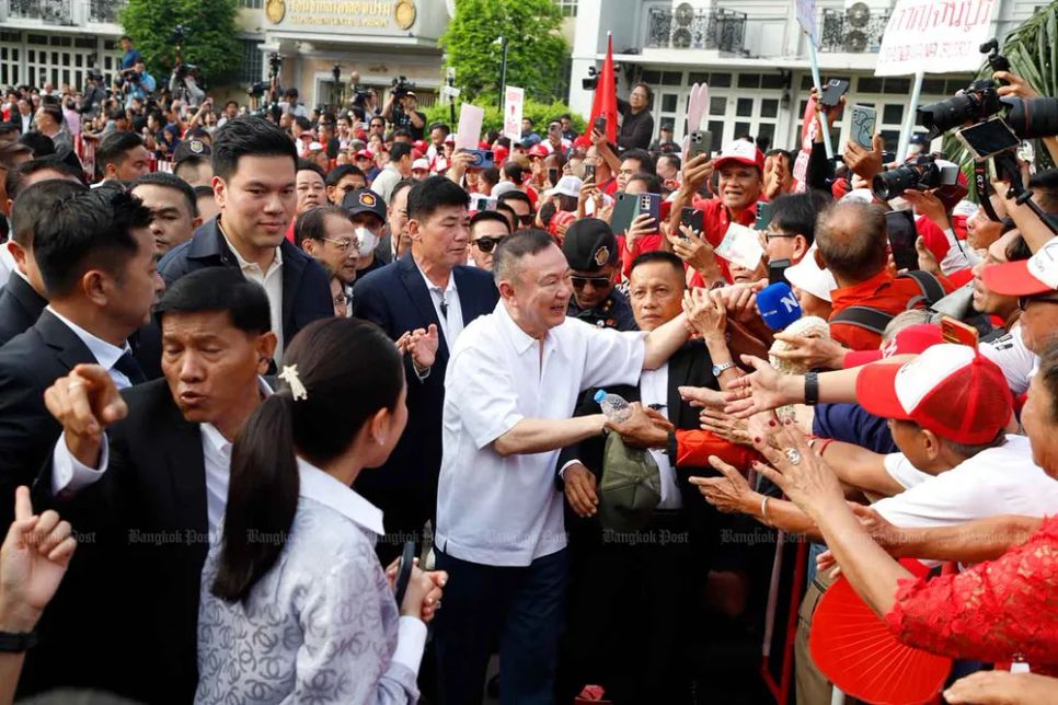 Ông Thaksin gặp gỡ những người ủng hộ khi rời khỏi nhà tù trung tâm Klongprem. Ảnh: BANGKOK POST