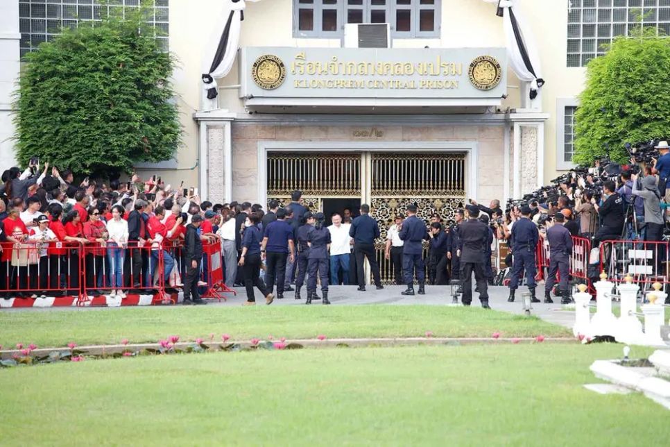 Ông Thaksin Shinawatra, mặc áo trắng, bước ra khỏi nhà tù trung tâm Klongprem ở Bangkok. Ảnh: BANGKOK POST